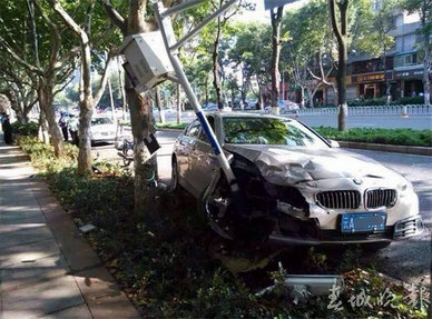 女司機(jī)開寶馬連撞兩警車