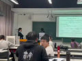 大學(xué)生沖上講臺激烈討論，課堂該有的樣子