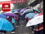 未到開門時間千名學(xué)生冒雨等入校，問題根源在哪里